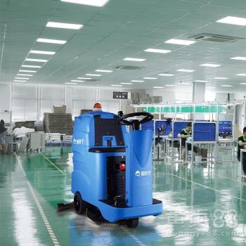 小型驾驶式洗地机 提升仓库车间与停车场清洁效率的利器