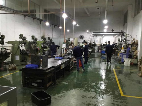 压缩弹簧厂车间人员清洁大扫除