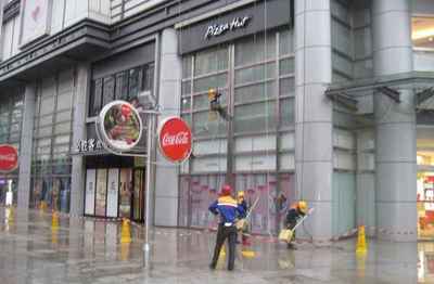 开荒清洁 点亮新建筑的首道光芒